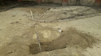 Aligarh: मौत के चार माह बाद कब्र से निकलवाया गर्भवती महिला का शव, यह है मामला Dead body of pregnant woman removed from grave after four months of death