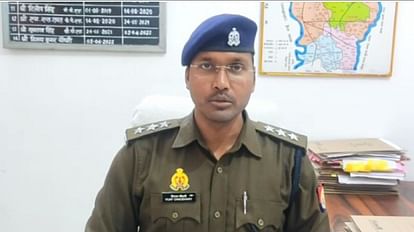 मामले की जानकारी देते पुलिस अधिकारी।