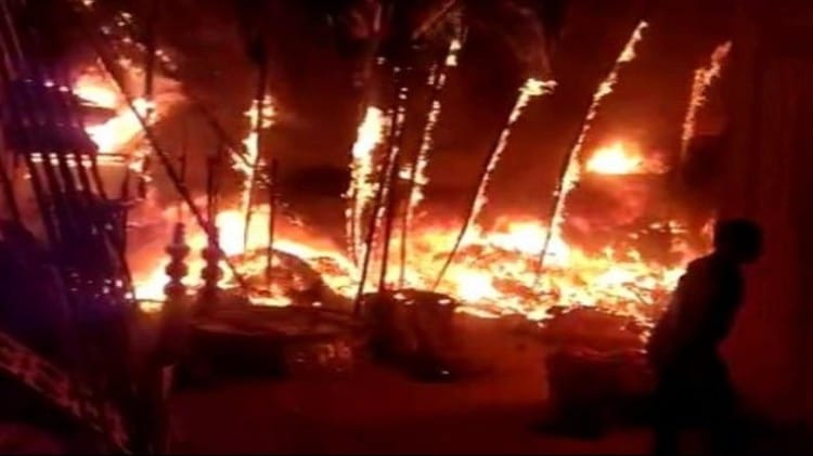 टेंट हाउस में लगी भीषण आग।