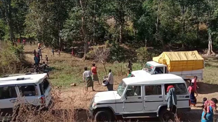 आबकारी टीम को डंडा लेकर दौड़ाते ग्रामीण।