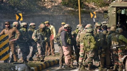 Jammu Kashmir : बारामुला में आतंकियों और सुरक्षाबलों के बीच मुठभेड़, मोर्चे पर जवान Encounter has started in Wanigam Payeen Kreeri area of Baramulla.
