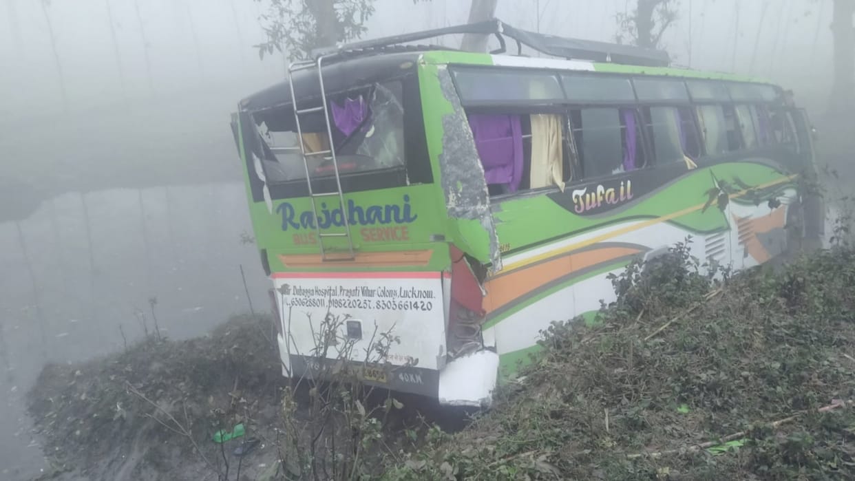 20 people injured when a bus falls down in a pit in Thana Reusa in Sitapur.