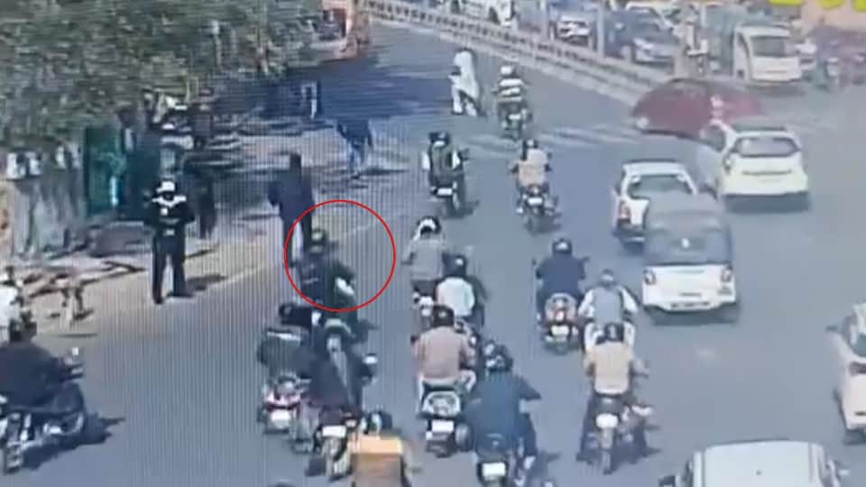 Reward of 25 thousand rupees on the arrest of the employee who ran away with the cash in Agra