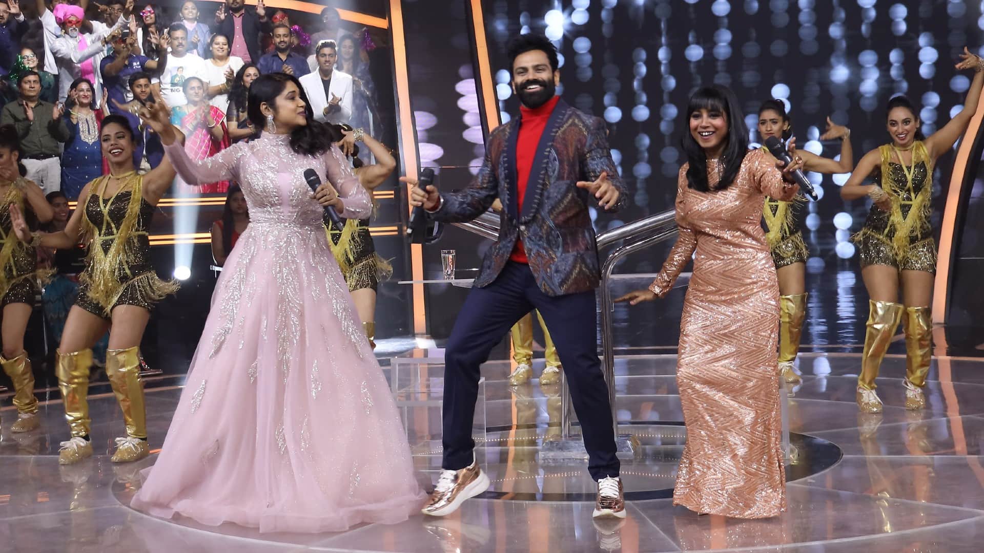 Kbc 14 Finale shooting Amitabh Bachchan sets fire on the stage as Big B dance on Kabhi Khushi Kabhie Gham song
