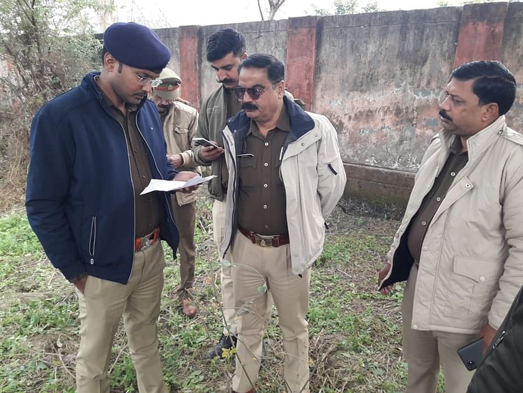 Baghpat Dead Body Of A Young Man Found Hanging From A Tree In Cemetery