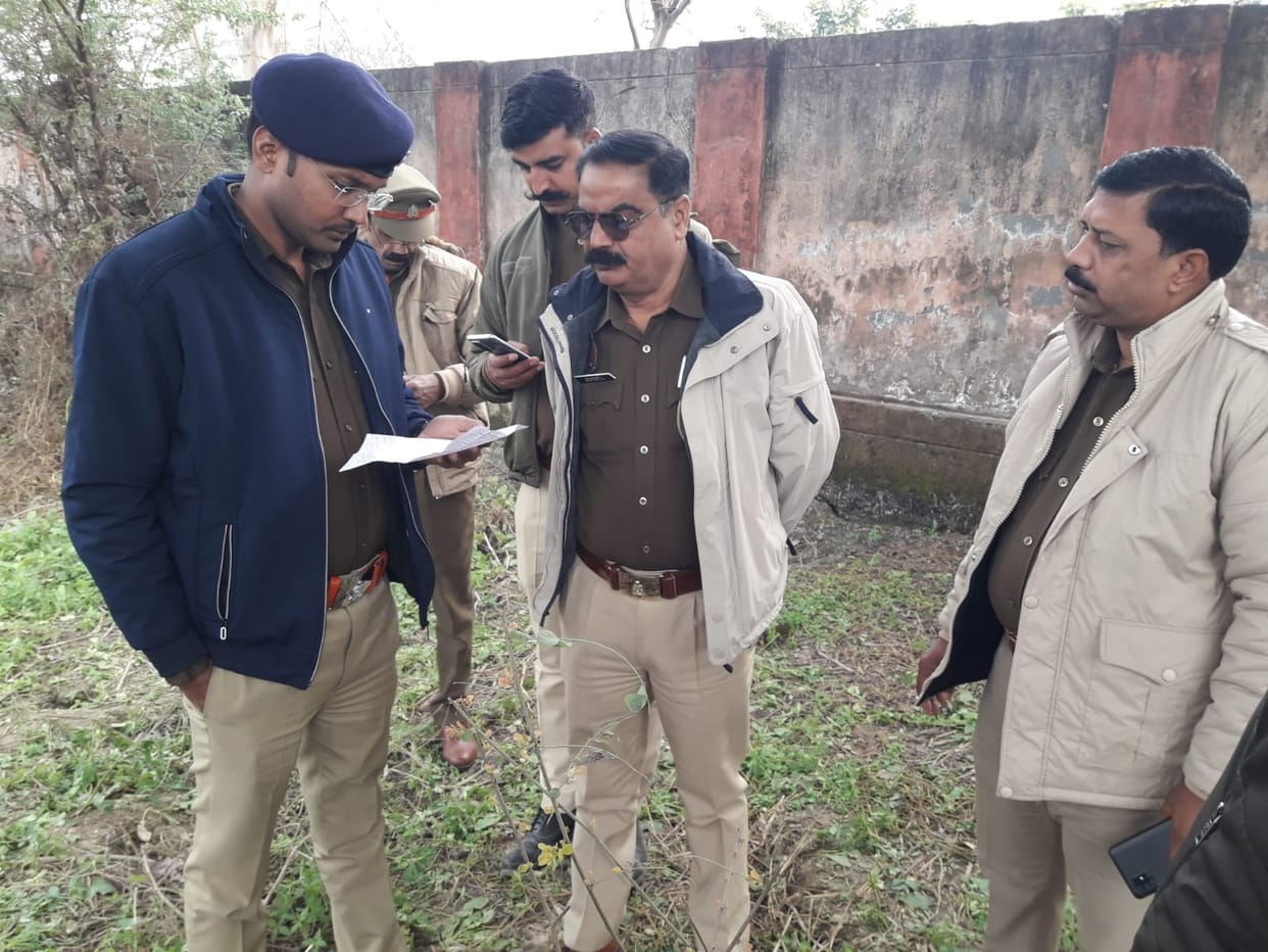 Baghpat: Dead body of a young man found hanging from a tree in cemetery, suicide note found in pocket