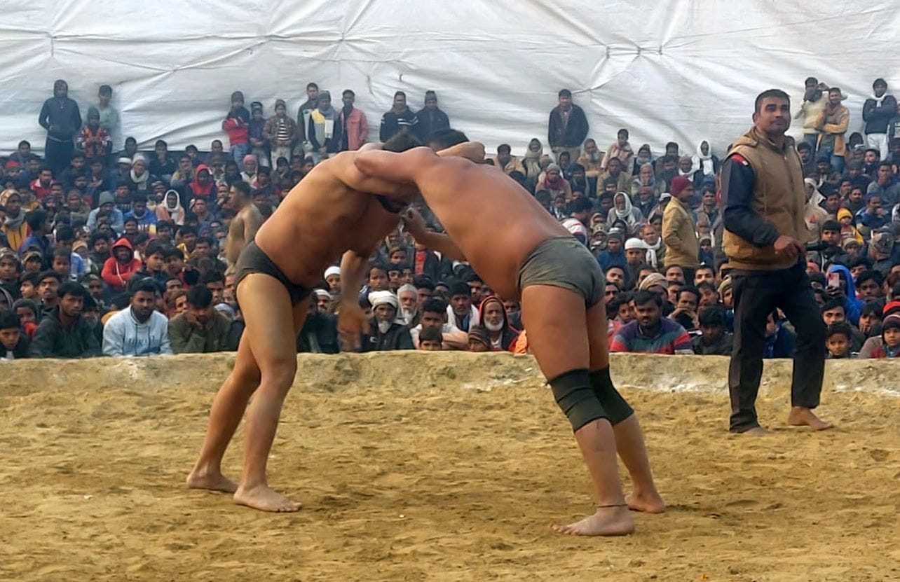 Wrestlers try hard in wrestling