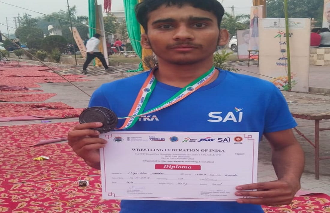 Priyanshu Pandey of Chandauli wins bronze medal in under 17 national wrestling competition