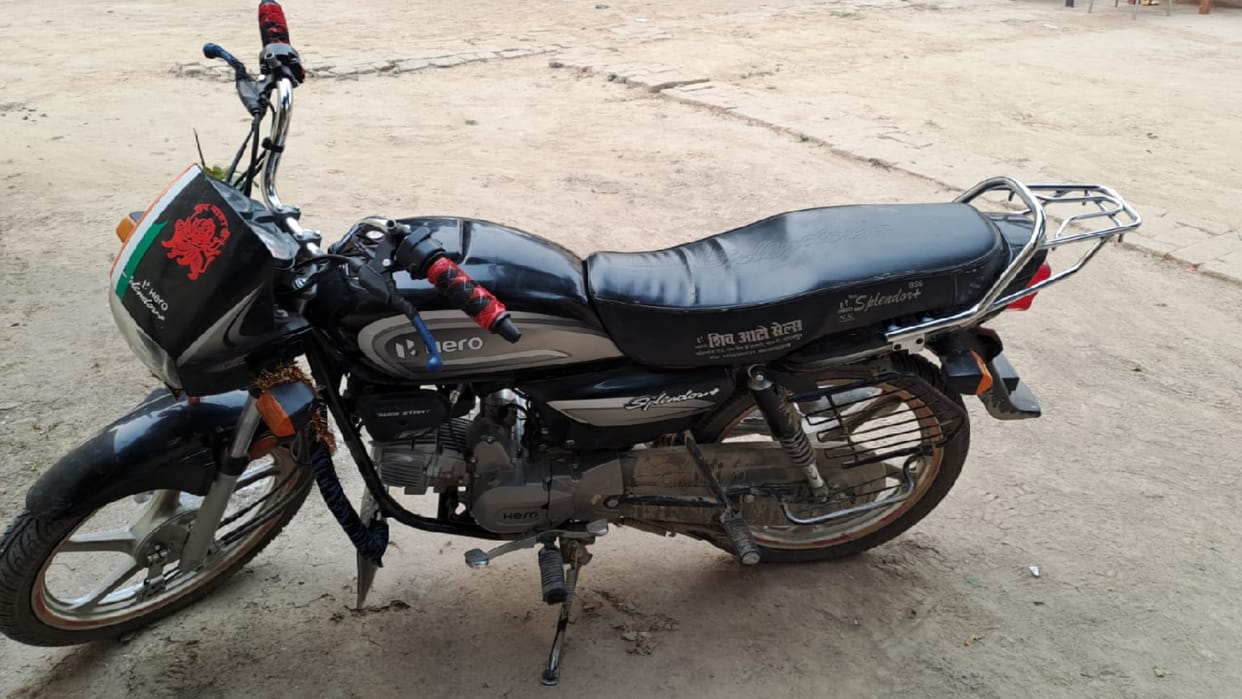 Cattle smuggler absconded by pelting stones at police team in Khajni