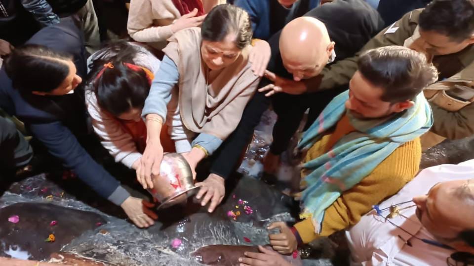 Nupur Sharma asked for vow by doing milk anointing of Giriraj ji in Vrindavan In Mathura