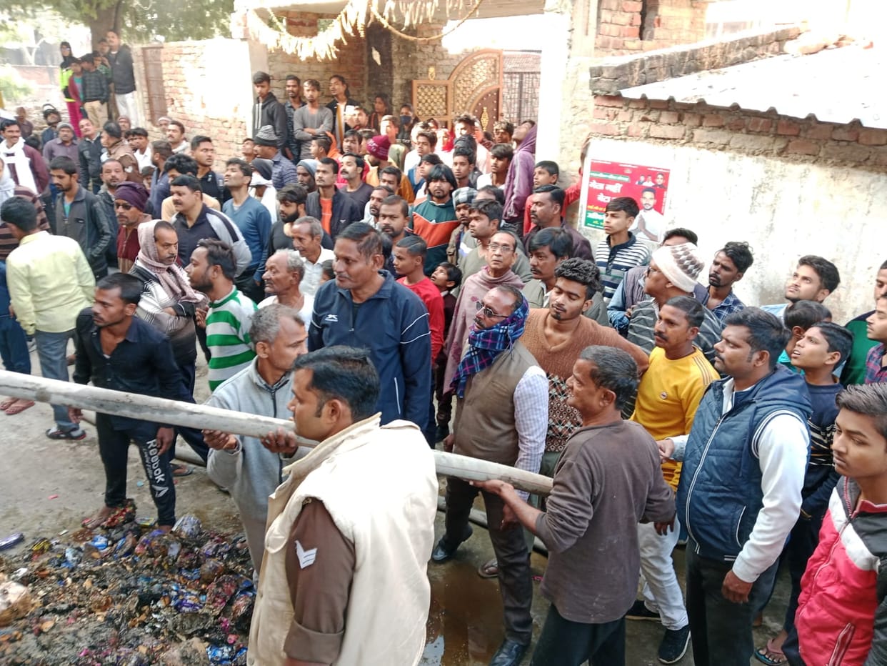Sonebhadra Fire broke out in a grocery warehouse due to short circuit, goods worth lakhs reduced to ashes