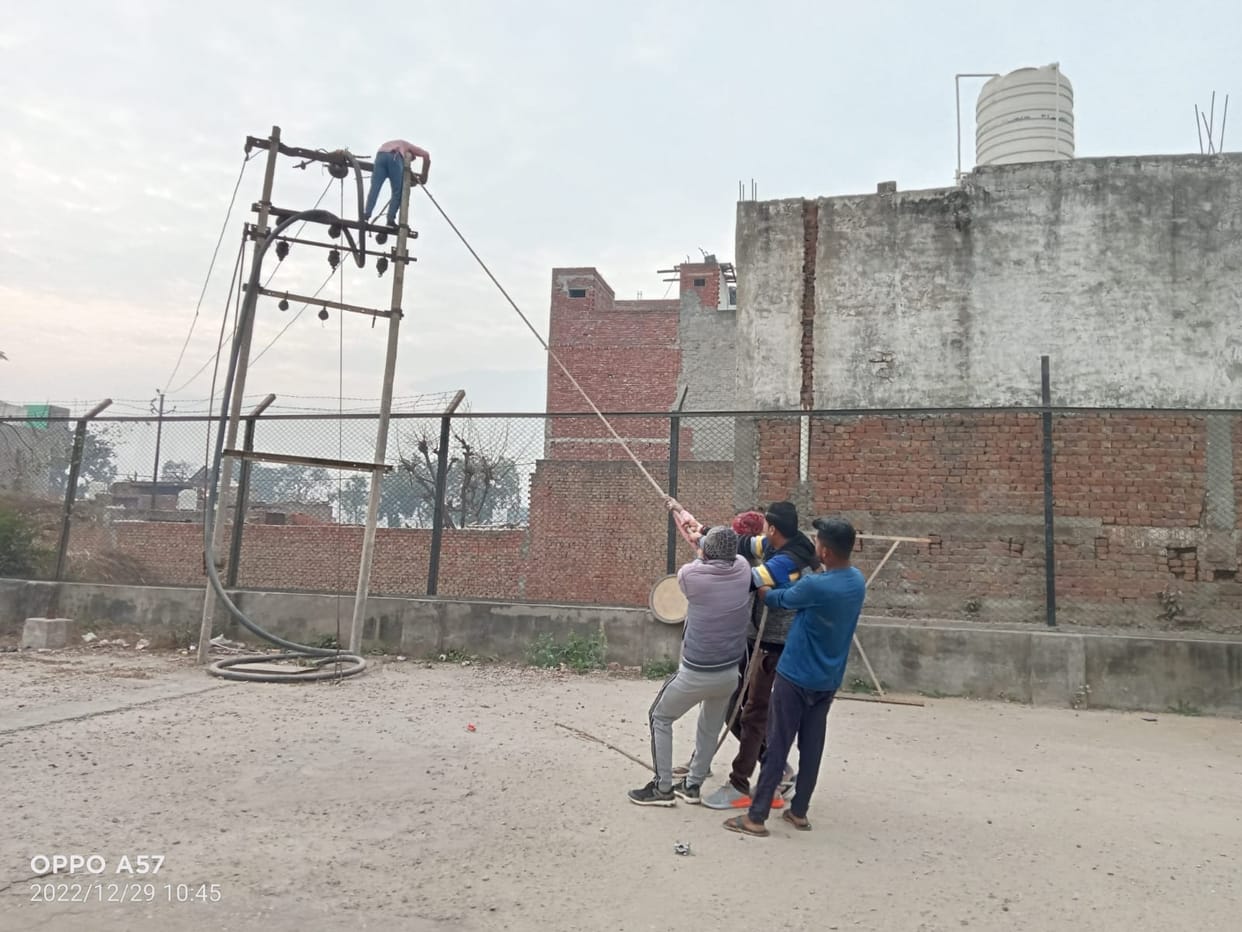 Baghpat: Truck breaks electric pole, Hisavda village immersed in darkness for 75 hours
