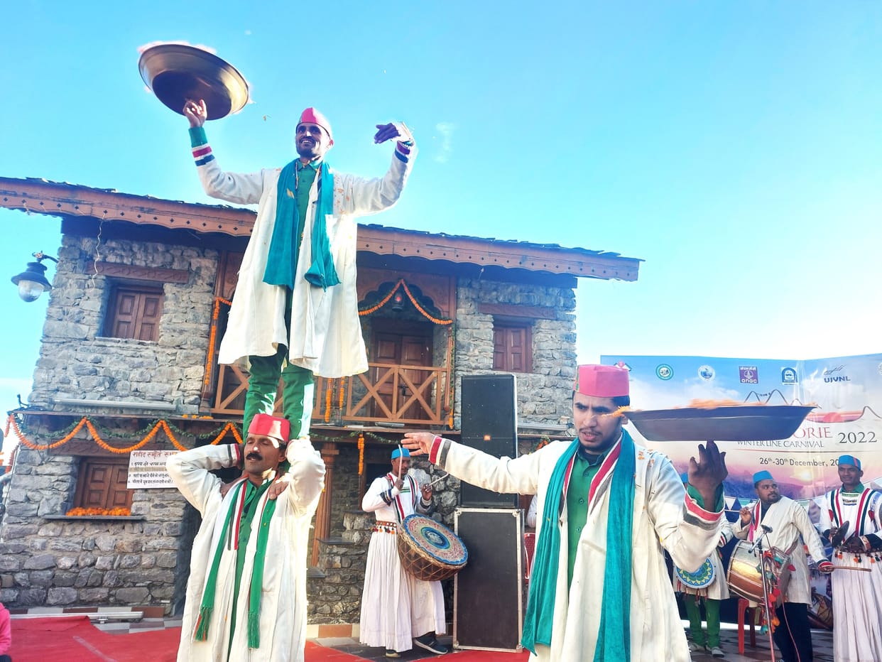 People dance on the songs of Warsi brothers and Narendra Singh Negi