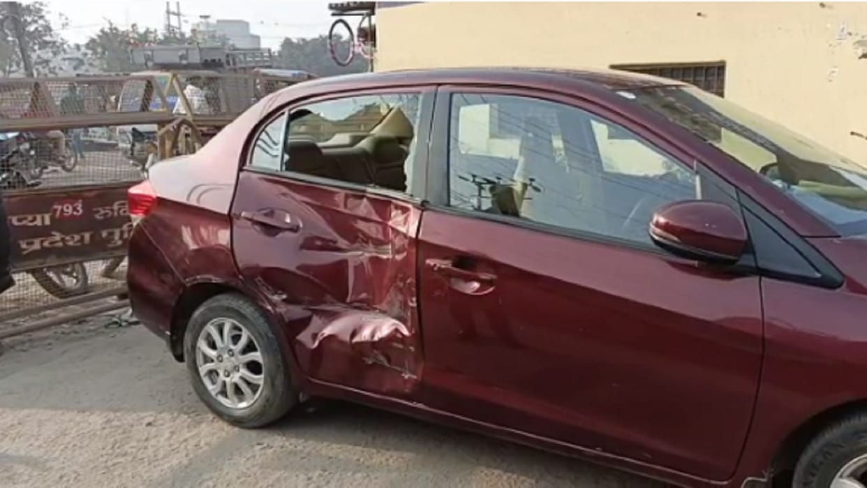 Meerut: A truck dragged the car of doctor couple on the road till 50 meters and see photos