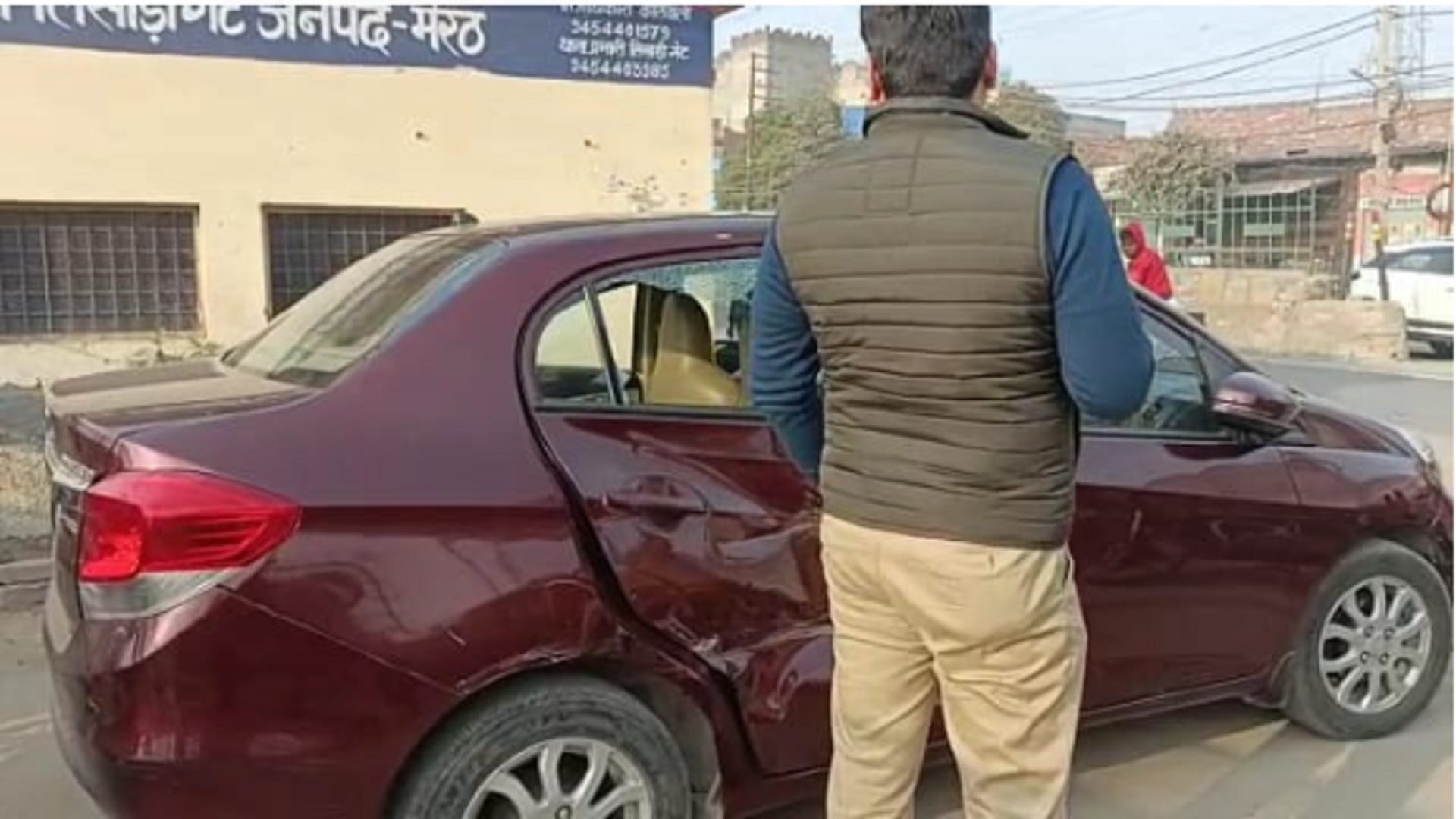 Meerut: A truck dragged the car of doctor couple on the road till 50 meters and see photos