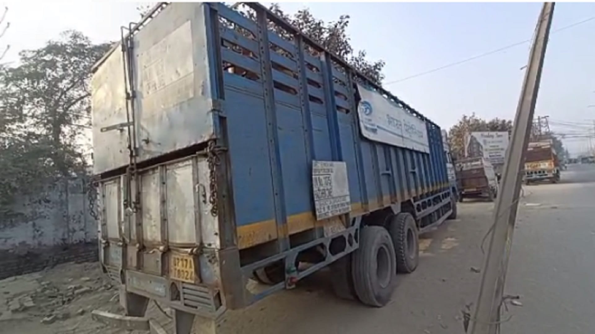 Meerut: A truck dragged the car of doctor couple on the road till 50 meters and see photos