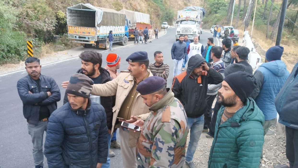 cement crisis in himachal police challan trucks in Arki Solan himachal pradesh