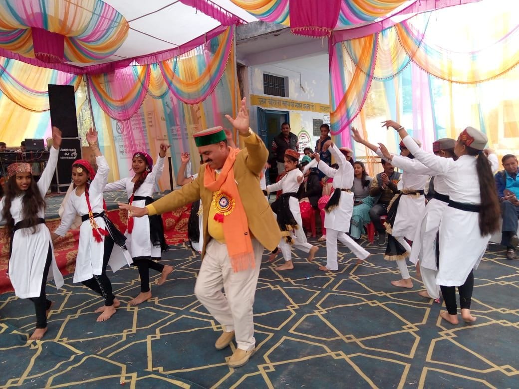 MLA Lakhanpal distributed prizes to meritorious students