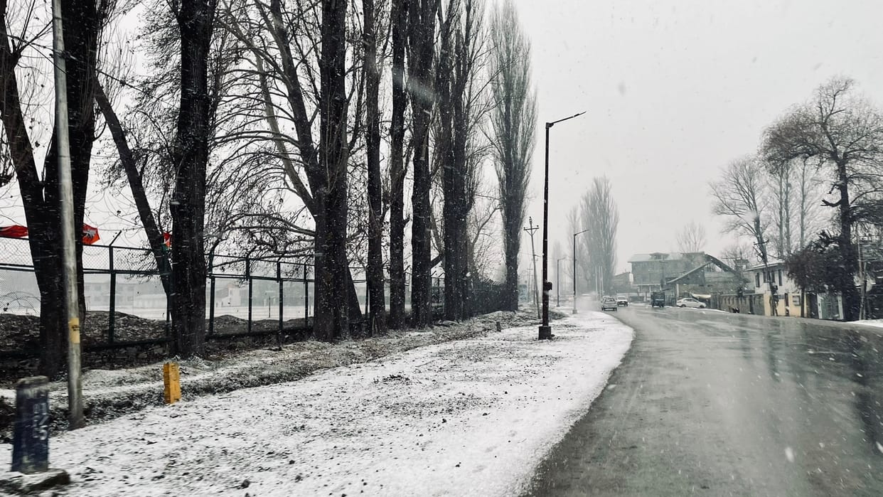 Snowfall in J&K: jammu kashmir weather change snowfall in Gulmarg Baramulla Nathatop drizzle in the plain area