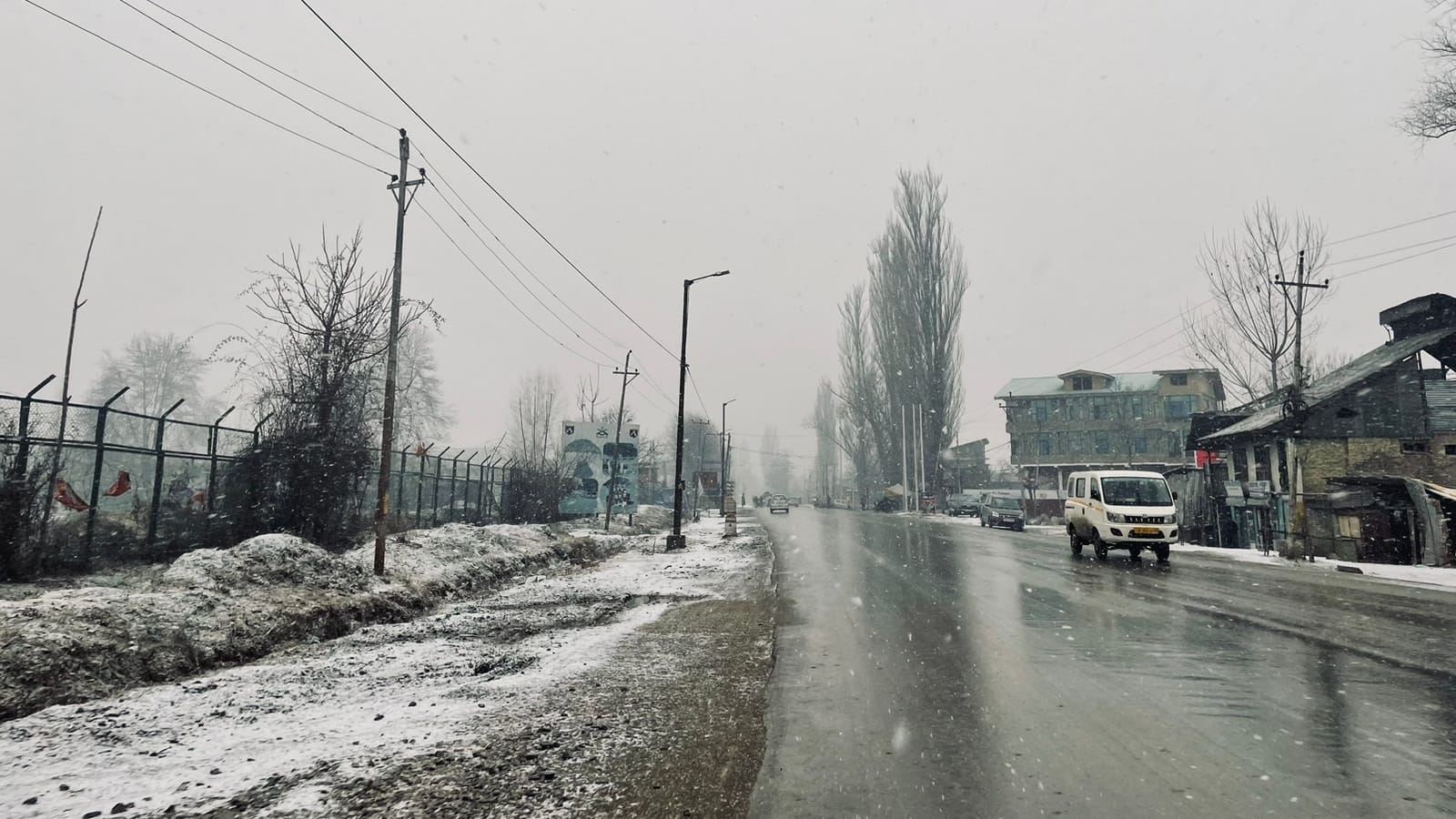Snowfall in J&K: jammu kashmir weather change snowfall in Gulmarg Baramulla Nathatop drizzle in the plain area