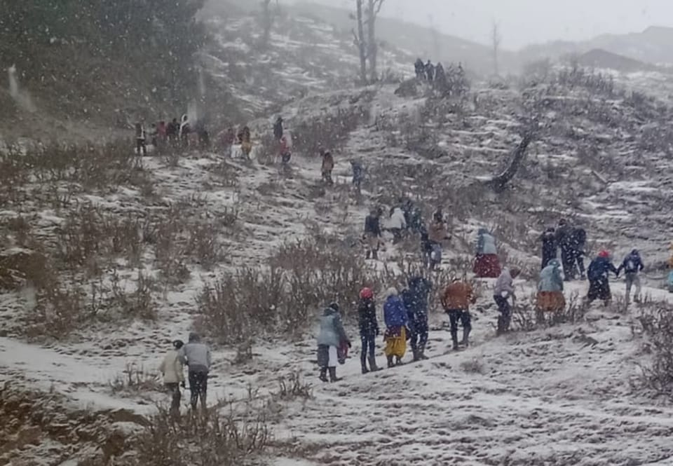 Snowfall in J&K: jammu kashmir weather change snowfall in Gulmarg Baramulla Nathatop drizzle in the plain area