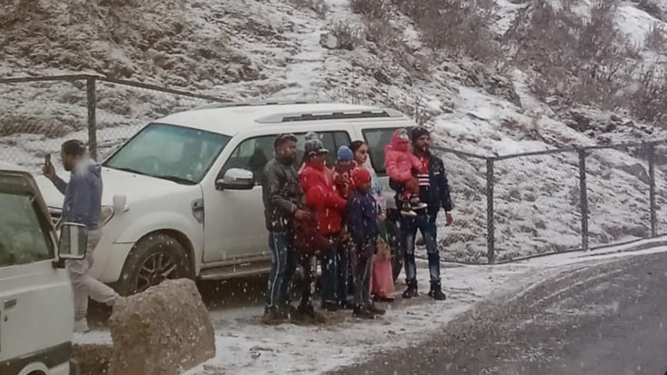 Snowfall in J&K: jammu kashmir weather change snowfall in Gulmarg Baramulla Nathatop drizzle in the plain area