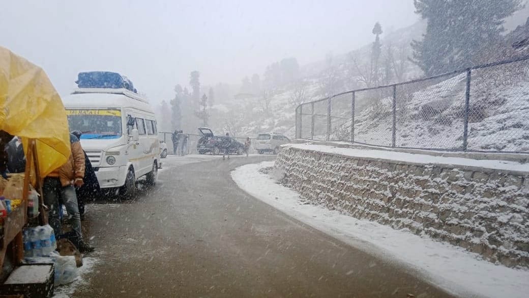 Snowfall in J&K: jammu kashmir weather change snowfall in Gulmarg Baramulla Nathatop drizzle in the plain area