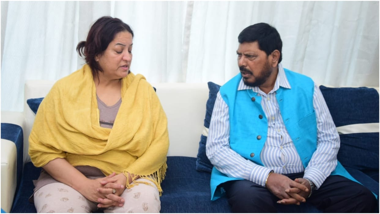 Tunisha Sharma Union minister Ramdas Athawale visited the residence of deceased actress to meet her family