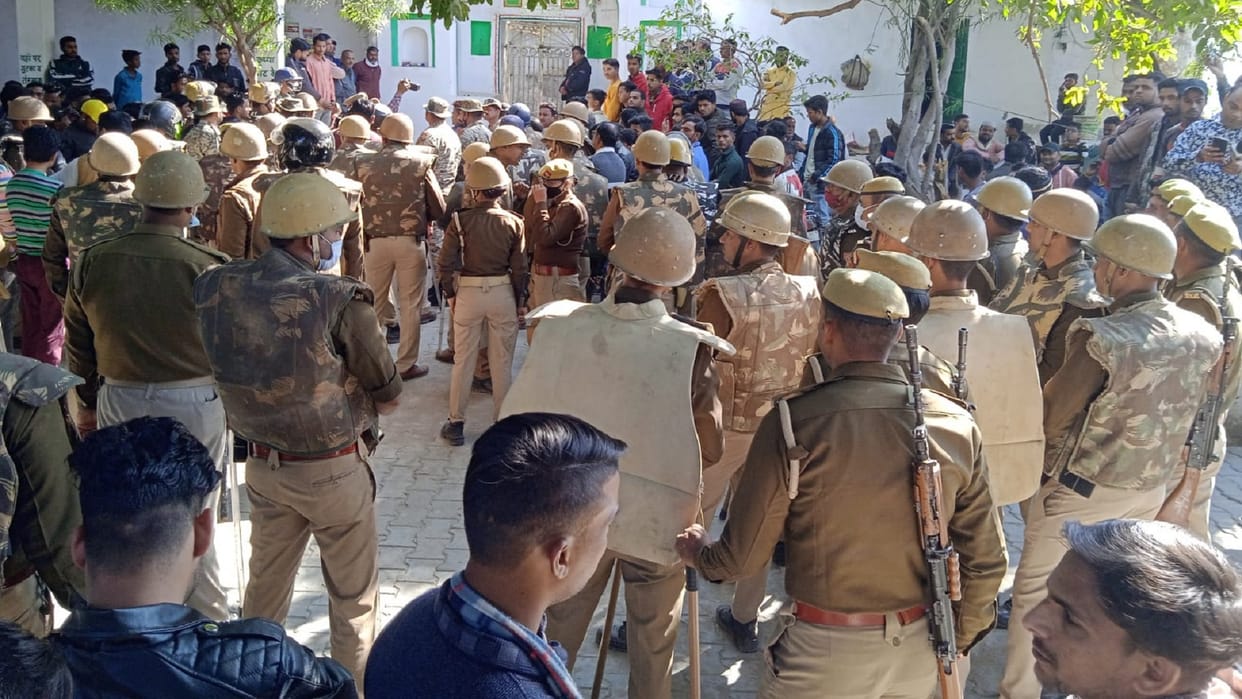 People enraged by pasting notice on Khaki Shah Mazar in Jhansi police deployed
