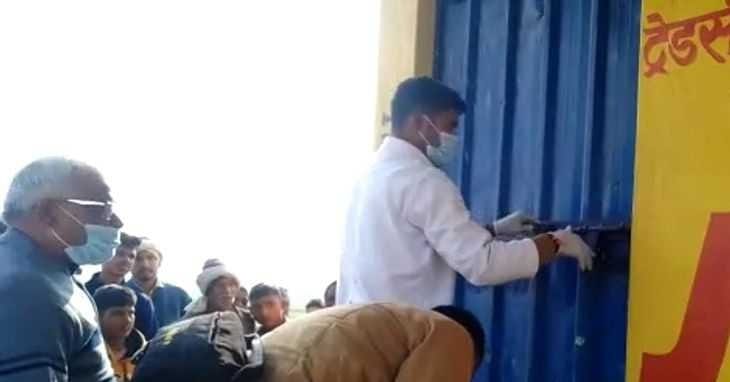 Chandauli Theft of lakhs by breaking the lock, thieves clean hands at the building material shop
