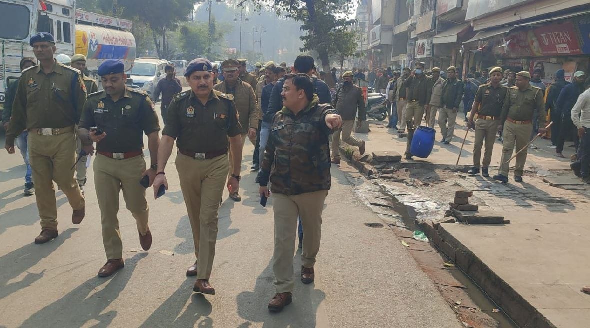 8 buses seized near Cantt Roadways in varanasi police and nagar nigam removed illegal vendors in Lanka