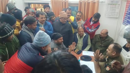 advocates Protest at Bhelupur police station varanasi after police detained family members of  accused