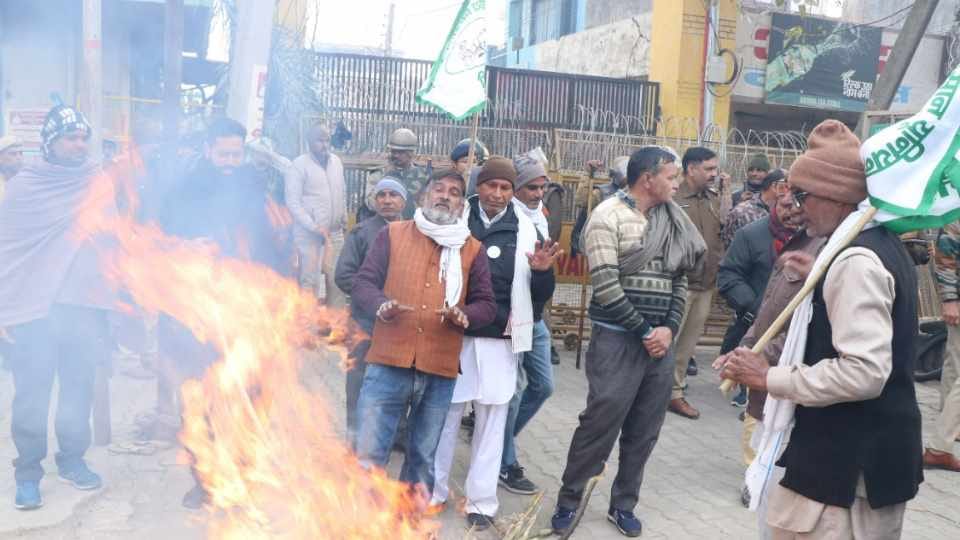 Farmers demonstrated outside residence of Education Minister in Jagadhri