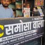 अजीत सिंह अपनी समोसा दुकान पर
