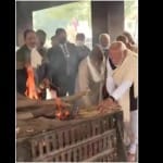 हीराबेन को मुखाग्नि देते पीएम मोदी