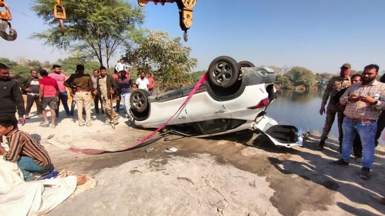 हादसे में क्षतिग्रस्त कार