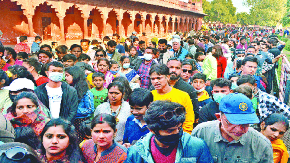 Taj Mahal Crowd Control Arrangements Failed Due To Huge Tourists Visited