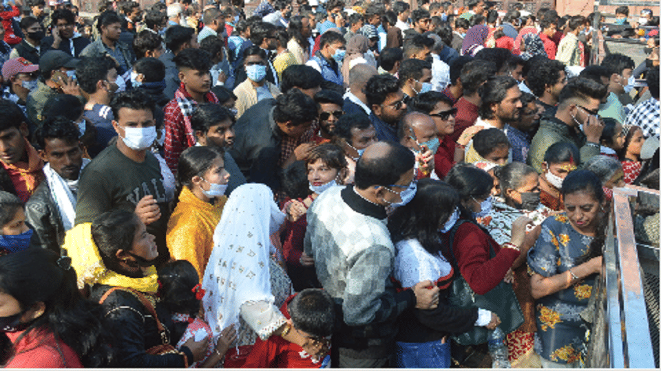 Taj Mahal Crowd Control Arrangements Failed Due To Huge Tourists Visited