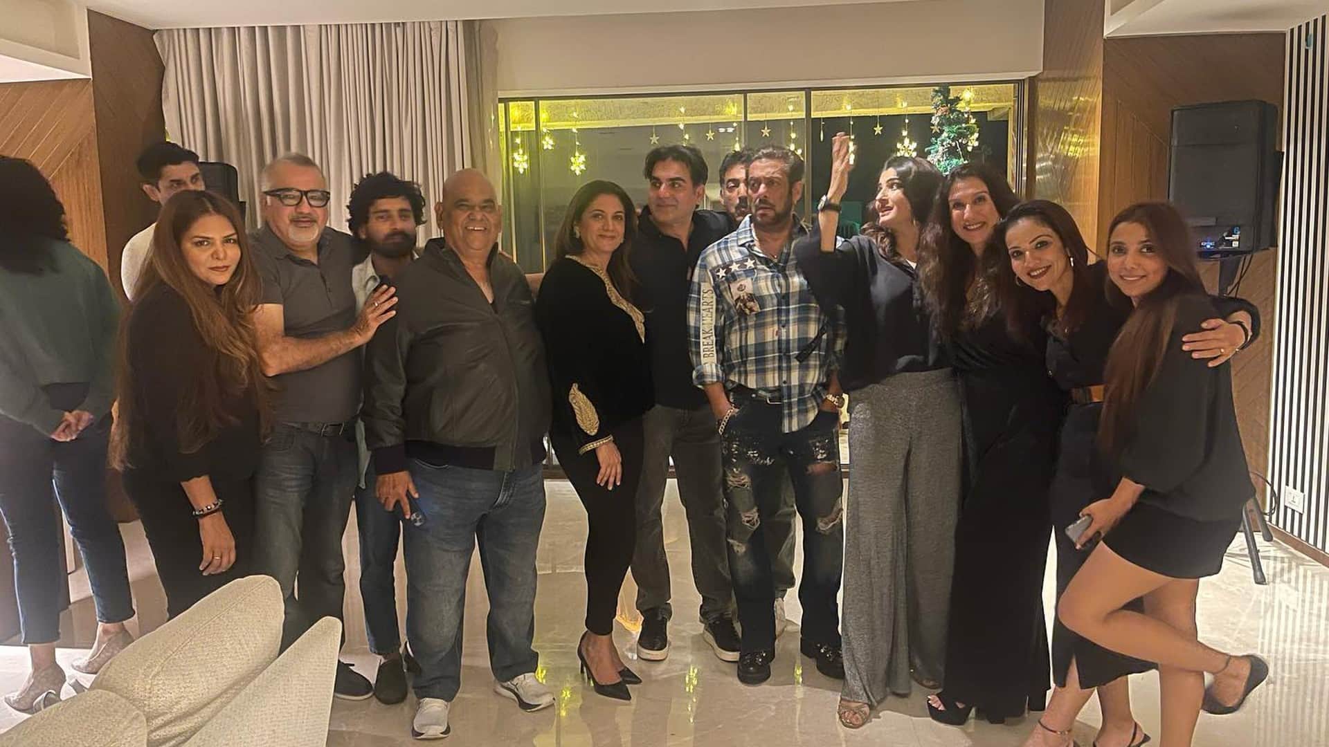 Satish Kaushik Salman Arbaaz entire film team celebrated Pre New Year after completion of Patna Shukla shoot