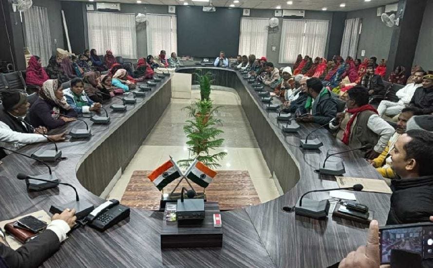 Protest Against expansion of Manduri airport continues in azamgarh talks between farmers and DM