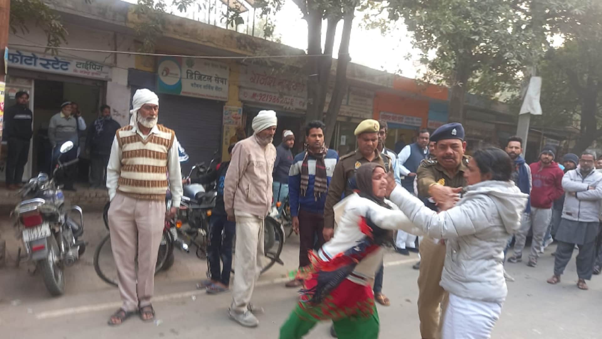 Fight between woman and man advocate in Tehsil in Baghpat and see photos