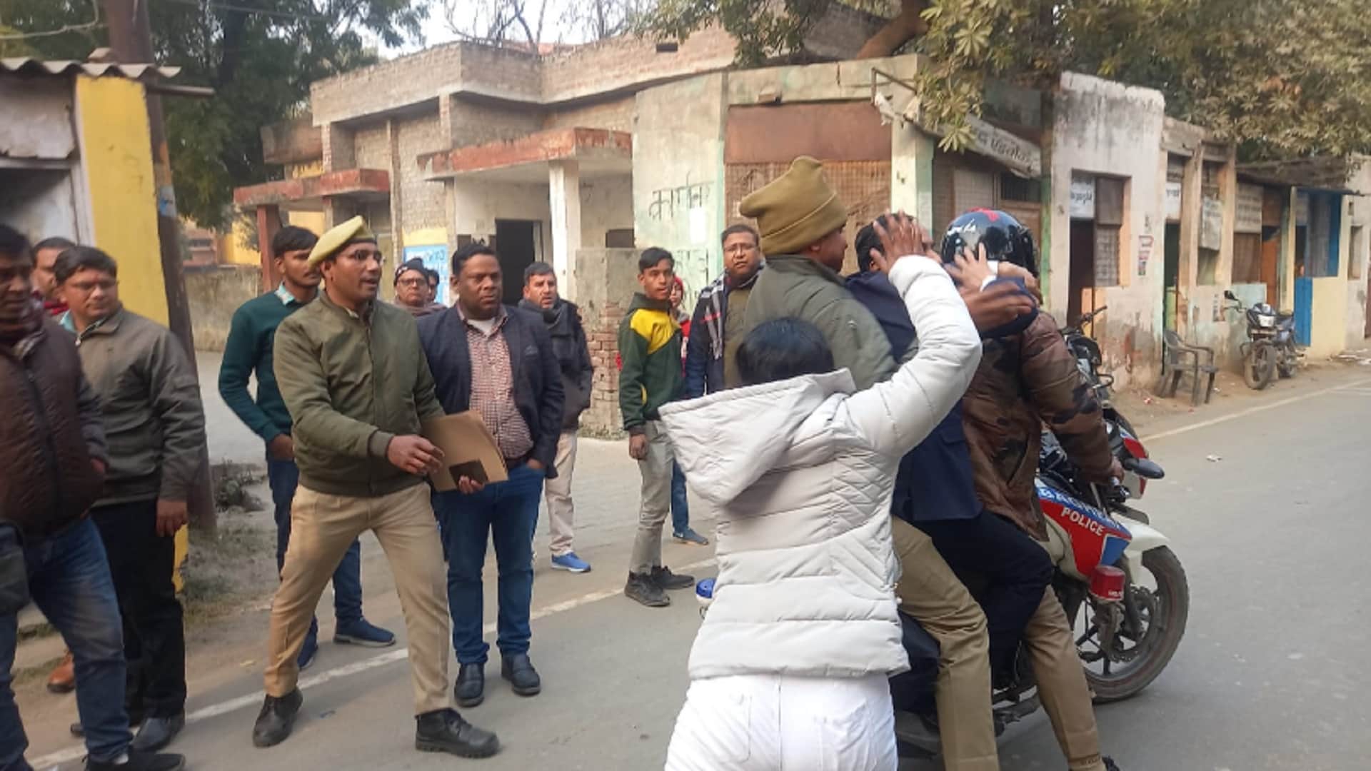 Fight between woman and man advocate in Tehsil in Baghpat and see photos