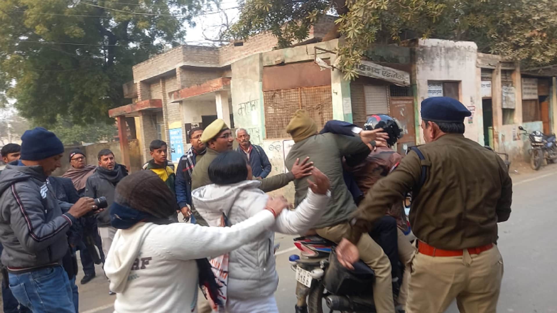 Fight between woman and man advocate in Tehsil in Baghpat and see photos