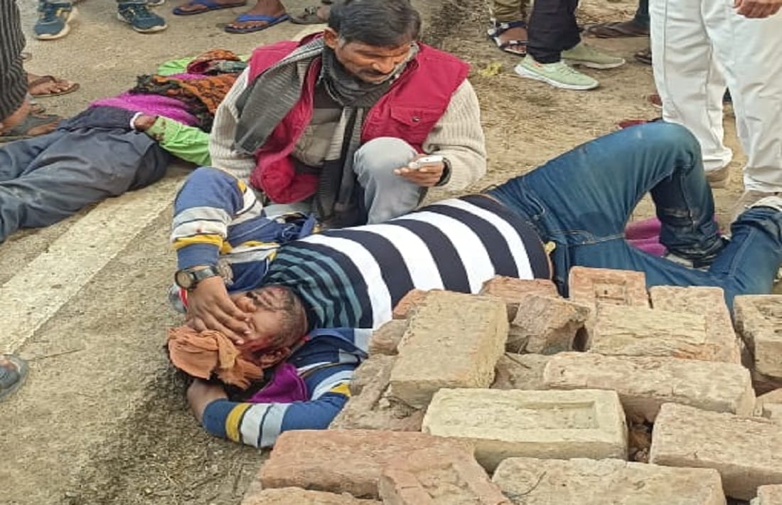 Driver killed and three injured after school bus hit e-rickshaw in ballia