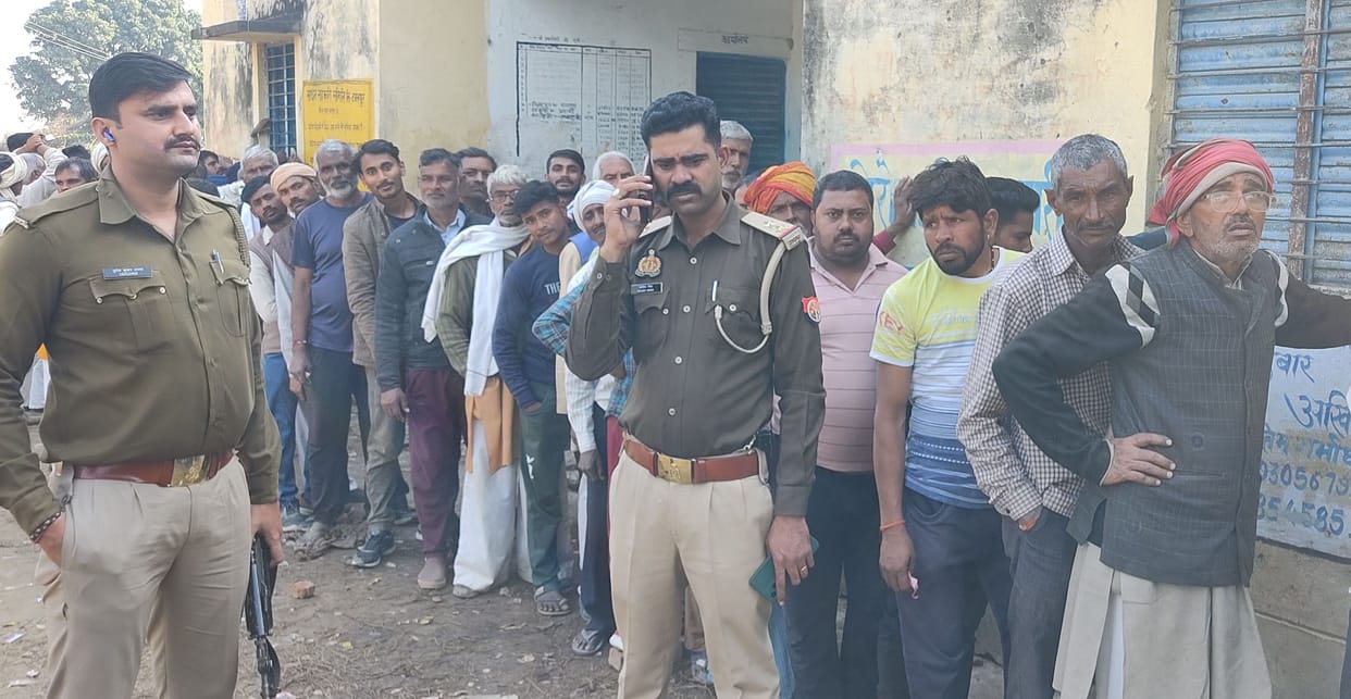 Kanpur Dehat: Farmers uproar for urea in Bhal Cooperative Society, police distributed fertilizers under their supervision