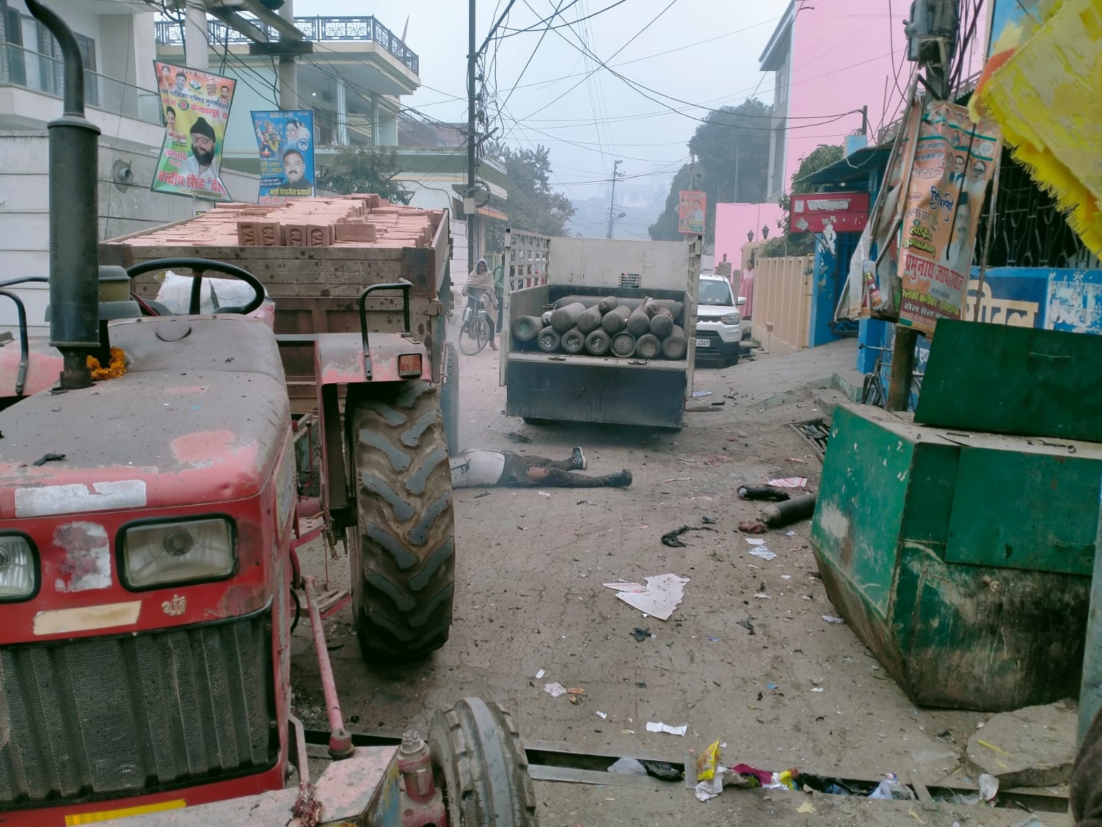 Oxygen Cylinder Blast in Chandauli Two people were torn to pieces area was shaken by explosion