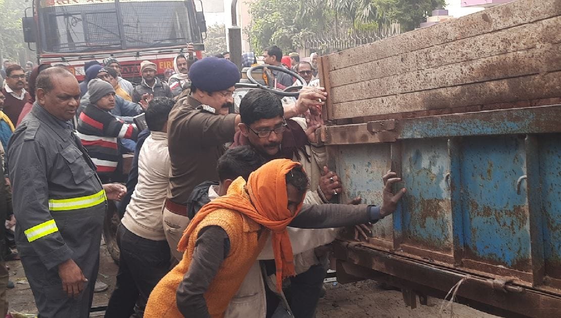Oxygen Cylinder Blast in Chandauli Two people were torn to pieces area was shaken by explosion