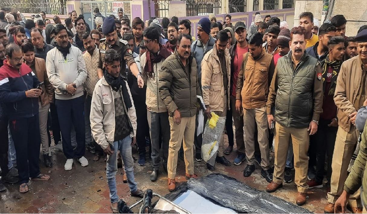 Oxygen Cylinder Blast in Chandauli Two people were torn to pieces area was shaken by explosion