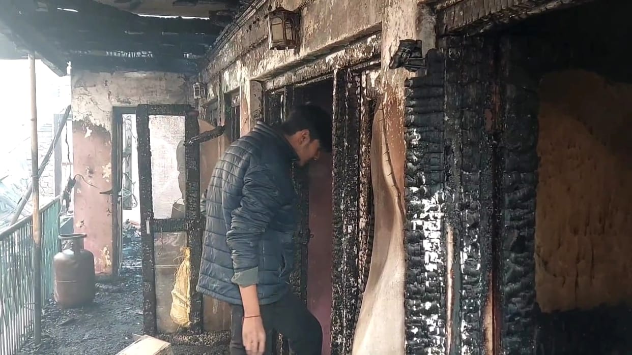 Kashmir: 13 houses and 10 shops burnt to ashes due to fierce fire in Anantnag one person injured