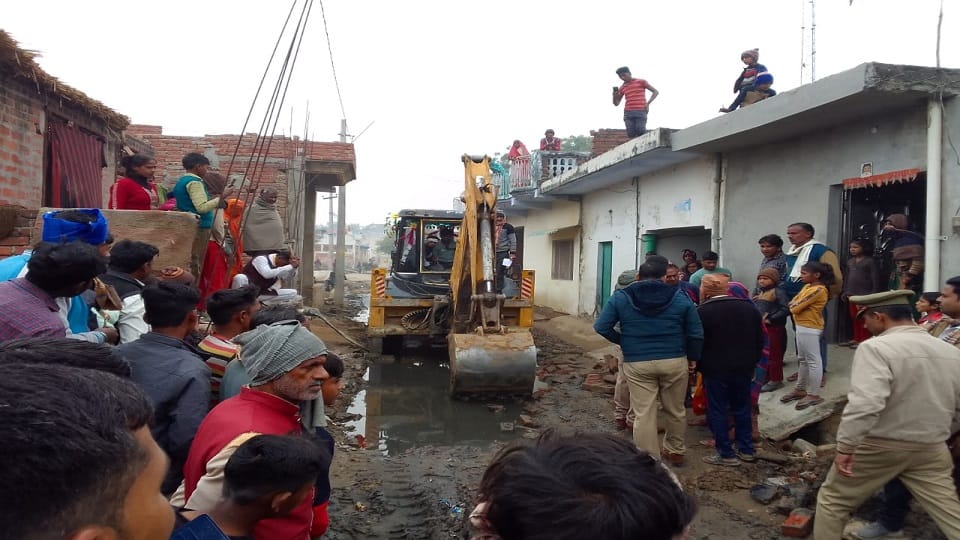 Fighting for breaking chabutra teenager injured